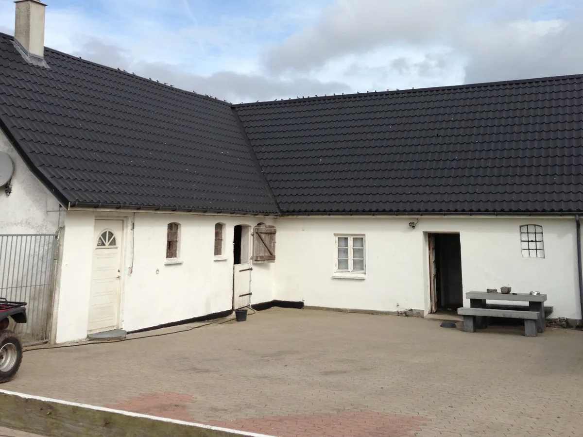 Staldbygningen og gårdspladsen på Ditlevshøj Ridecenter